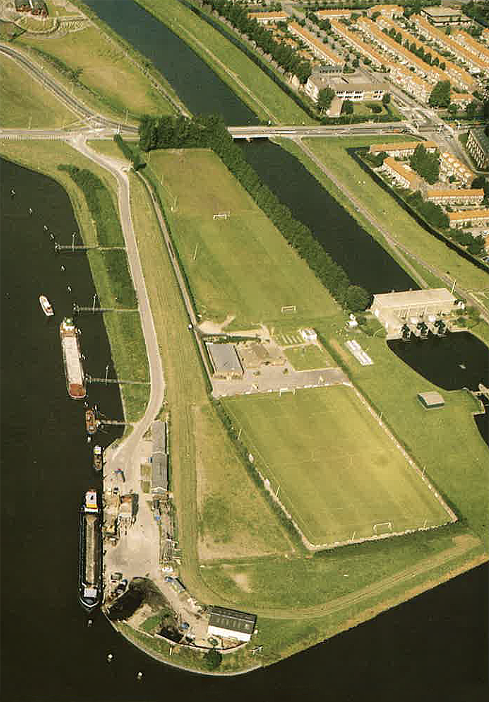 Historische overzichtsfoto van sportpark SV Donk in aanleg
