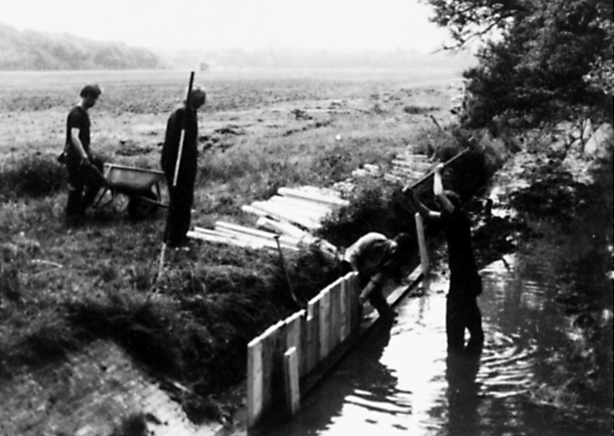 Het prille begin van Van der Meer: Co en Rien bezig aan waterbouwkundig werk