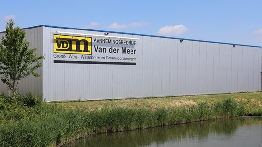 Zijaanzicht Aannemingsbedrijf Van der Meer met logo